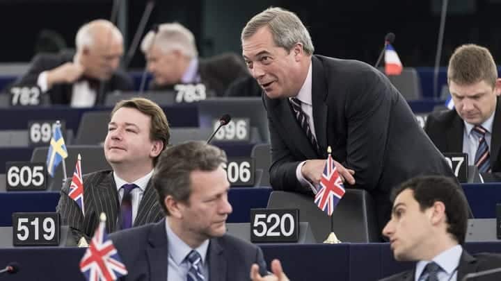 Nigel Farage celebra con il neoeletto Brexit Party