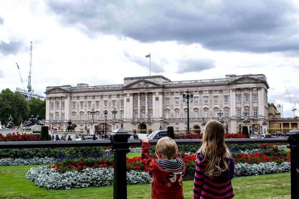 bambini osservano il cambio della guardia a Londra