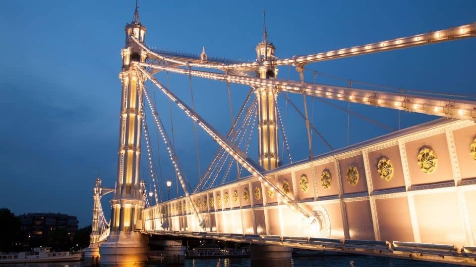 albert bridge londra illuminato di notte
