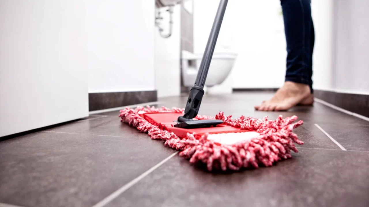 Come pulire il pavimento con aceto e bicarbonato: ecco il metodo - Londra  today