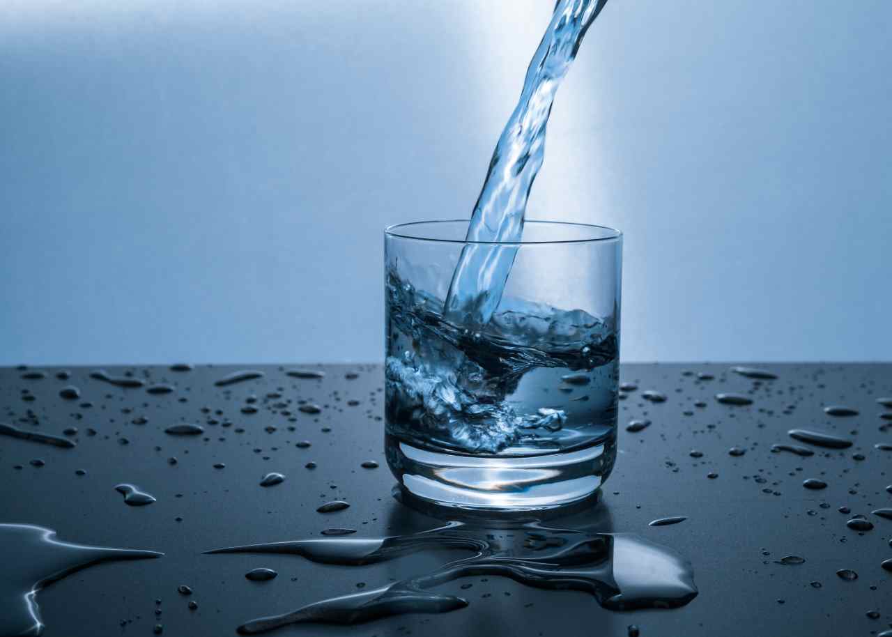 Come bere acqua per i problemi di glicemia Bere acqua per abbassare l'indice glicemico