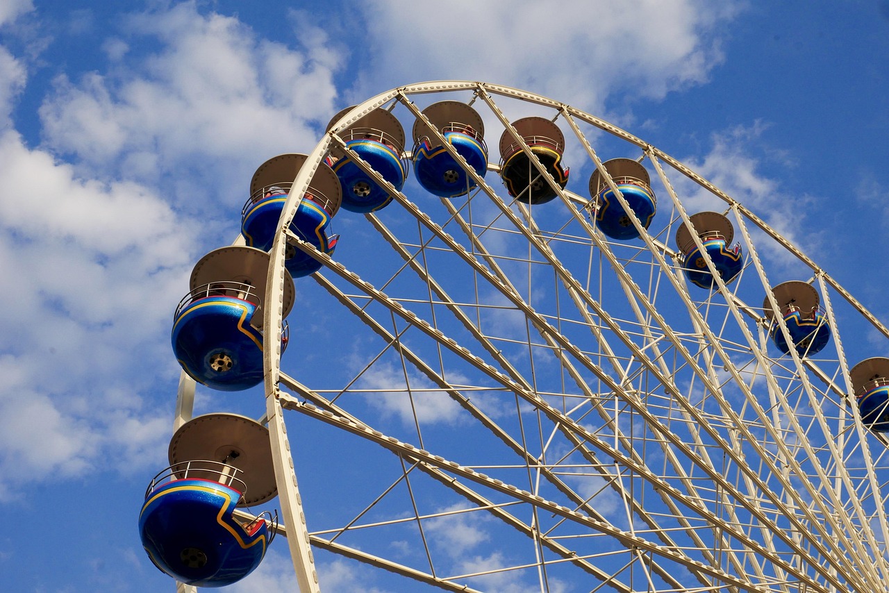 Ruota panoramica di Brighton con vista sul mare e sulla città, suscitando curiosità e meraviglia.