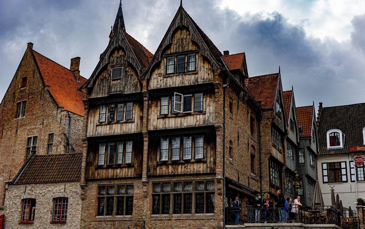 Villaggio inglese pittoresco con architettura magica, simile a quella di Harry Potter.