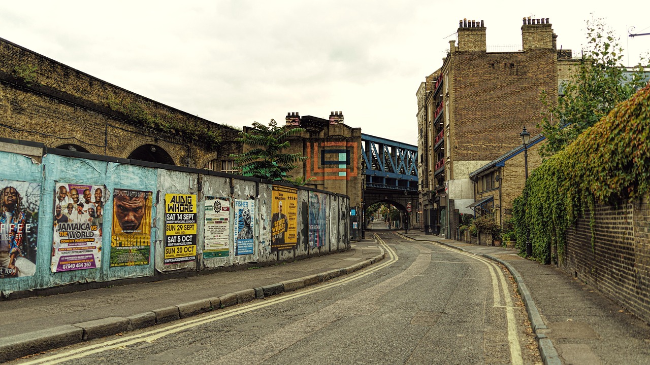 Veduta panoramica di un quartiere emergente di Londra con edifici moderni e atmosfera vivace.