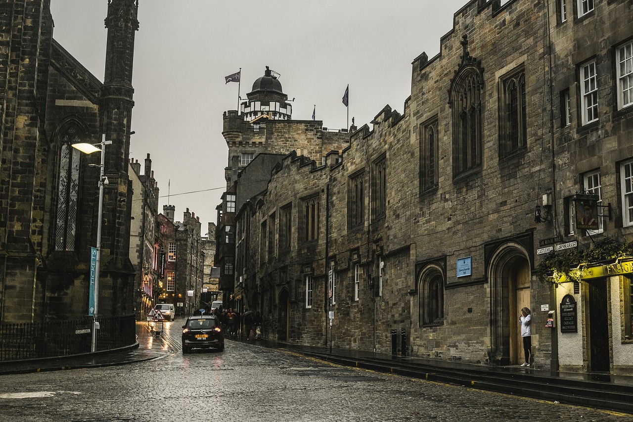 Tour guidato tra i fantasmi di Edimburgo, con antichi edifici e atmosfere misteriose.