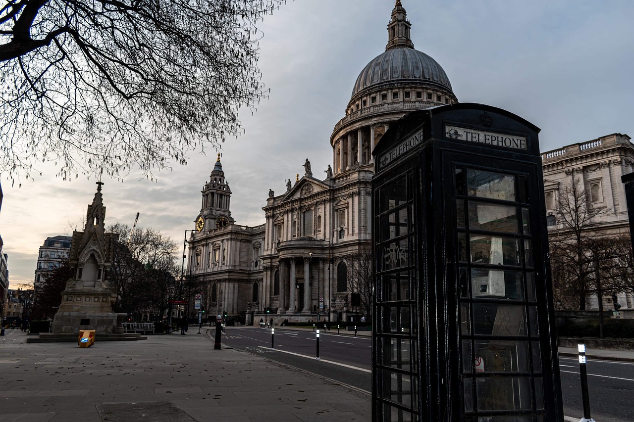 Vista di un angolo nascosto di Londra, con stradine acciottolate e edifici storici.