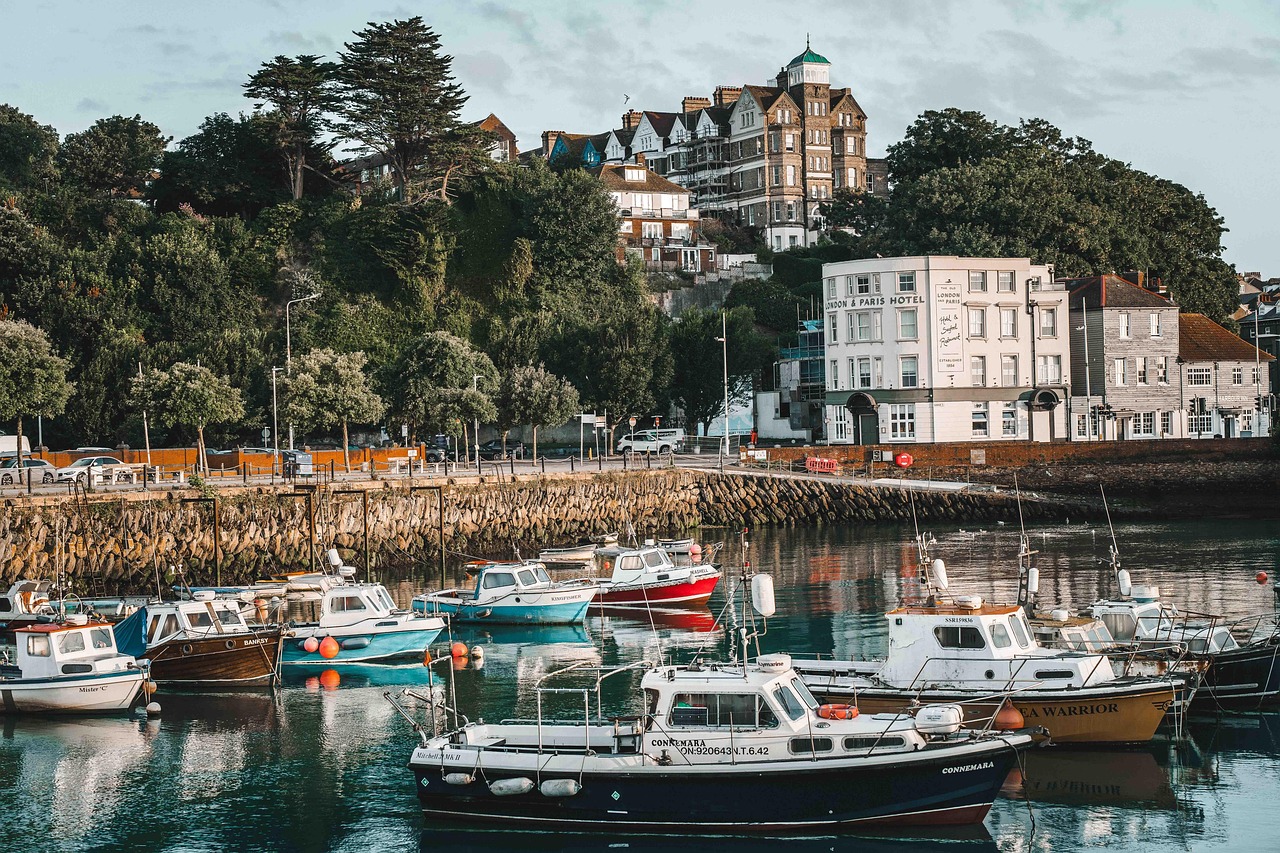 Spiaggia di Brighton con il famoso molo, visitatori e cielo sereno, ideale per una gita da Londra.