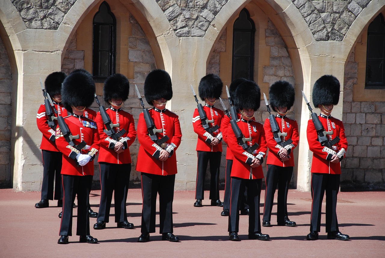 Cambio della guardia a Londra, soldati in uniforme davanti a Buckingham Palace.