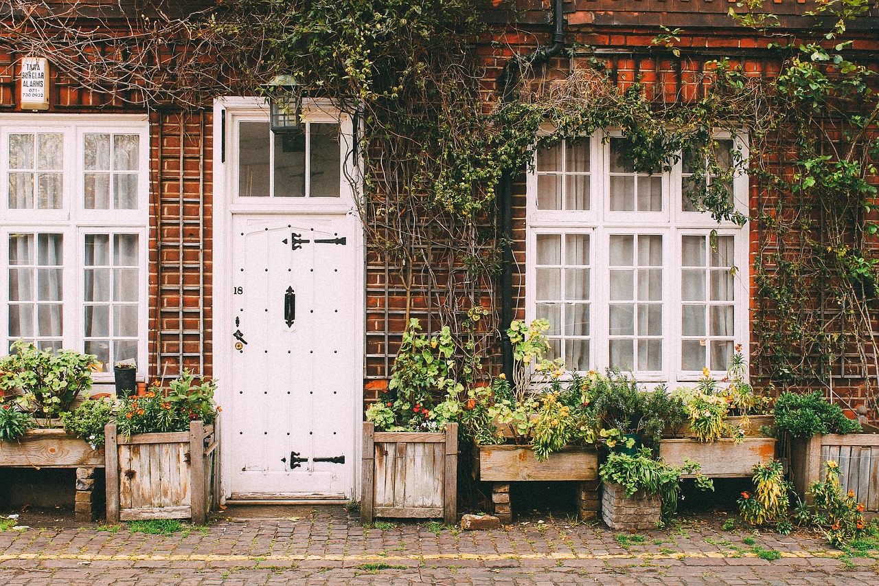 Cottage colorati nel Kent, tipiche abitazioni inglesi immerse nel paesaggio rurale.