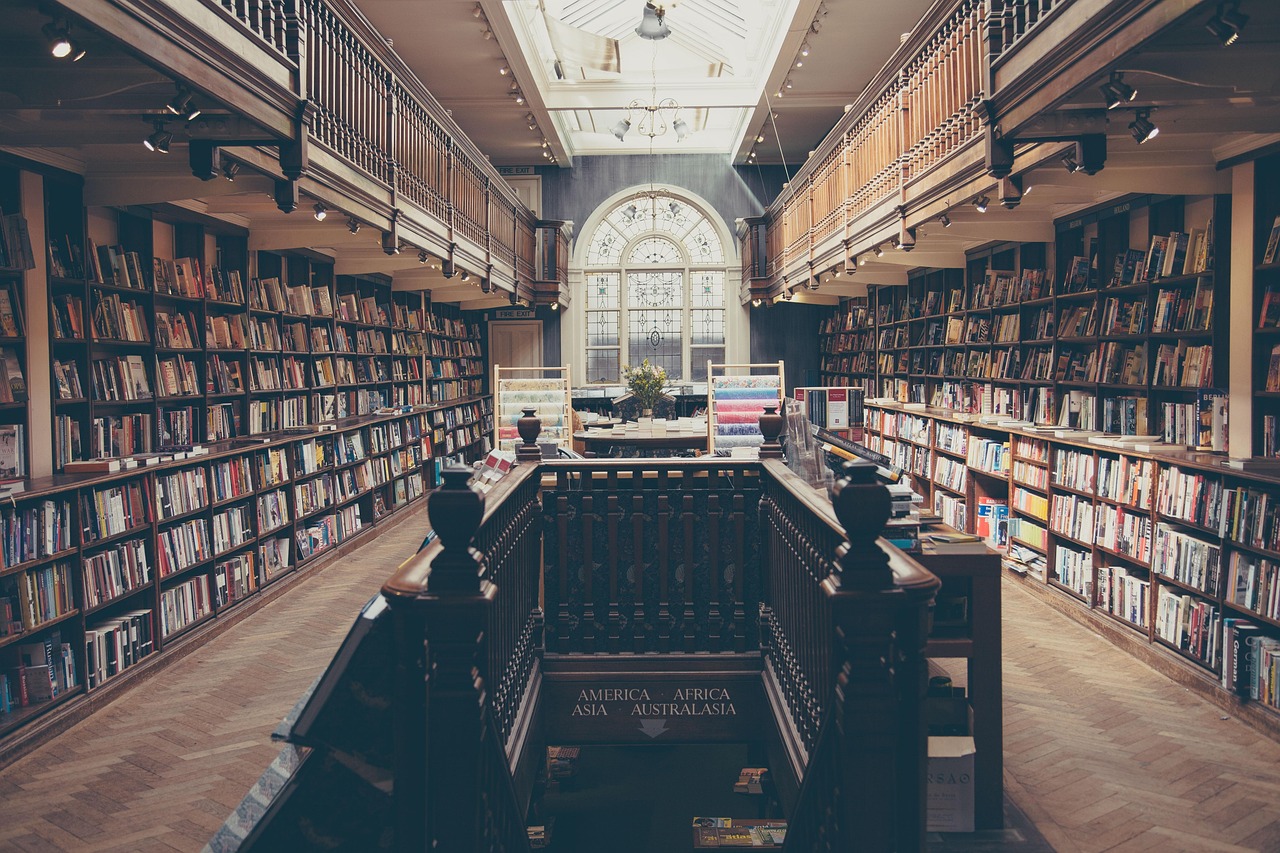 Libreria di Londra con scaffali eleganti e atmosfera incantevole, considerata la più bella d'Europa.