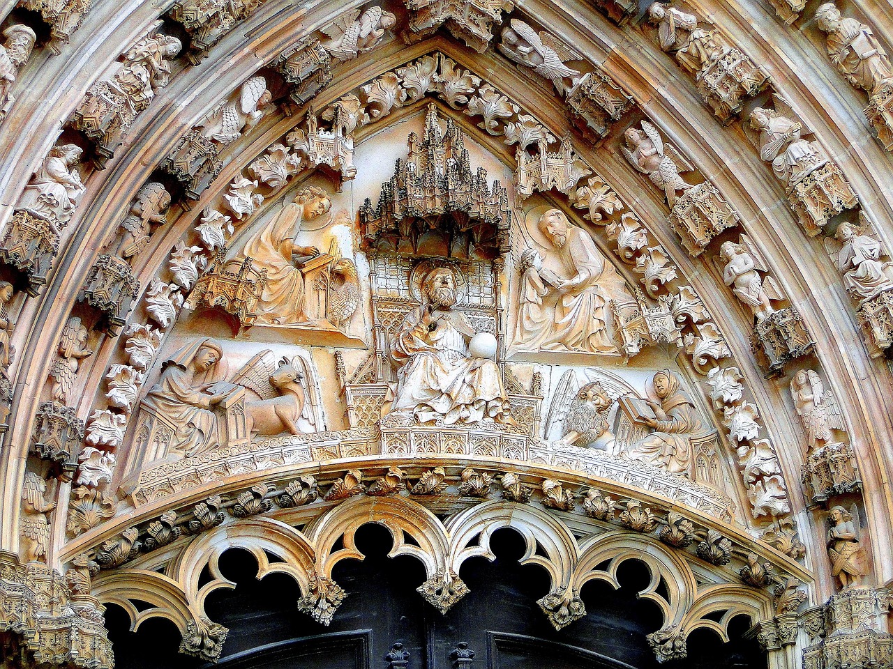 Dettagli architettonici dell'abbazia di Westminster, evidenziando elementi nascosti e particolari unici.