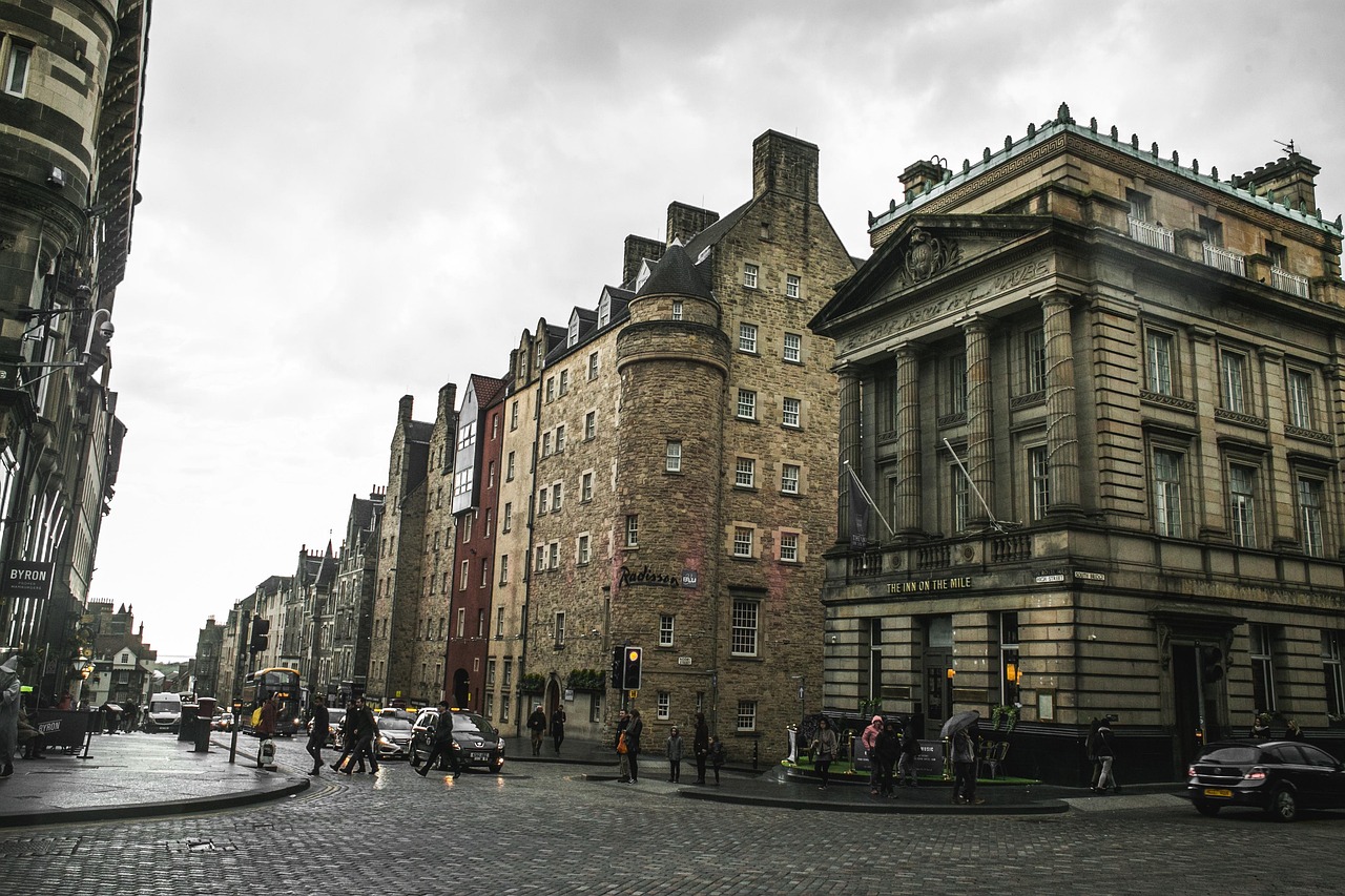 Panorama del centro storico di Edimburgo con edifici storici e strade acciottolate.