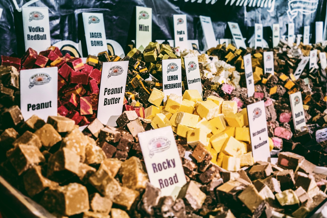 Vista panoramica di York con il Minster, strade medievali e dolci tipici in primo piano.