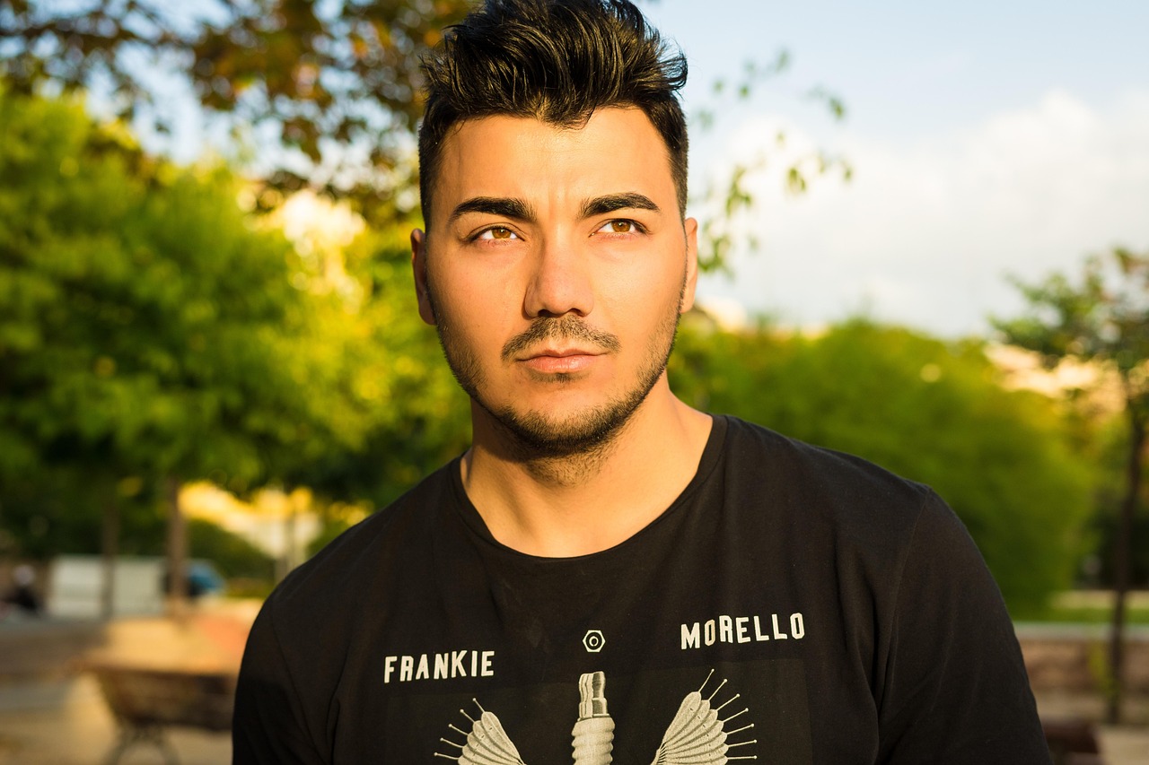 Immagine di Dargen D'Amico con sfondo dell'isola di Filicudi, genitori non identificati.