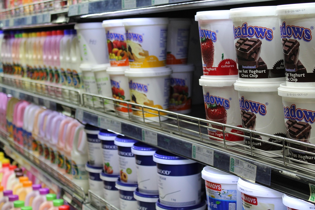 Prodotto ritirato dai supermercati, avviso di sicurezza su sfondo rosso.