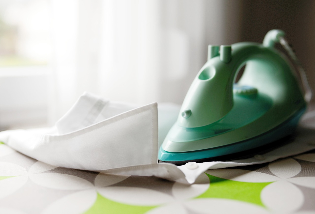 Colletto di camicia con macchie gialle prima e dopo il trattamento sbiancante.