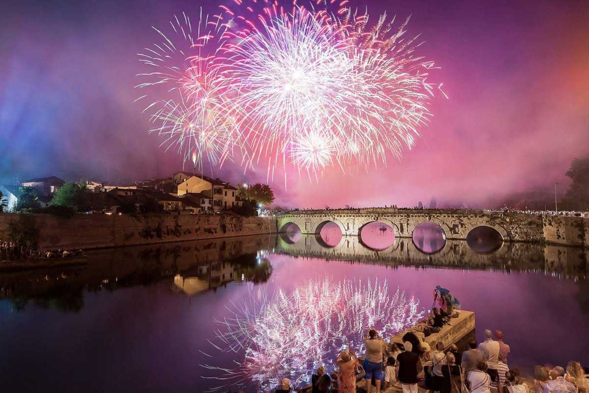 Panorama di una città festiva con fuochi d'artificio per Capodanno 2027.