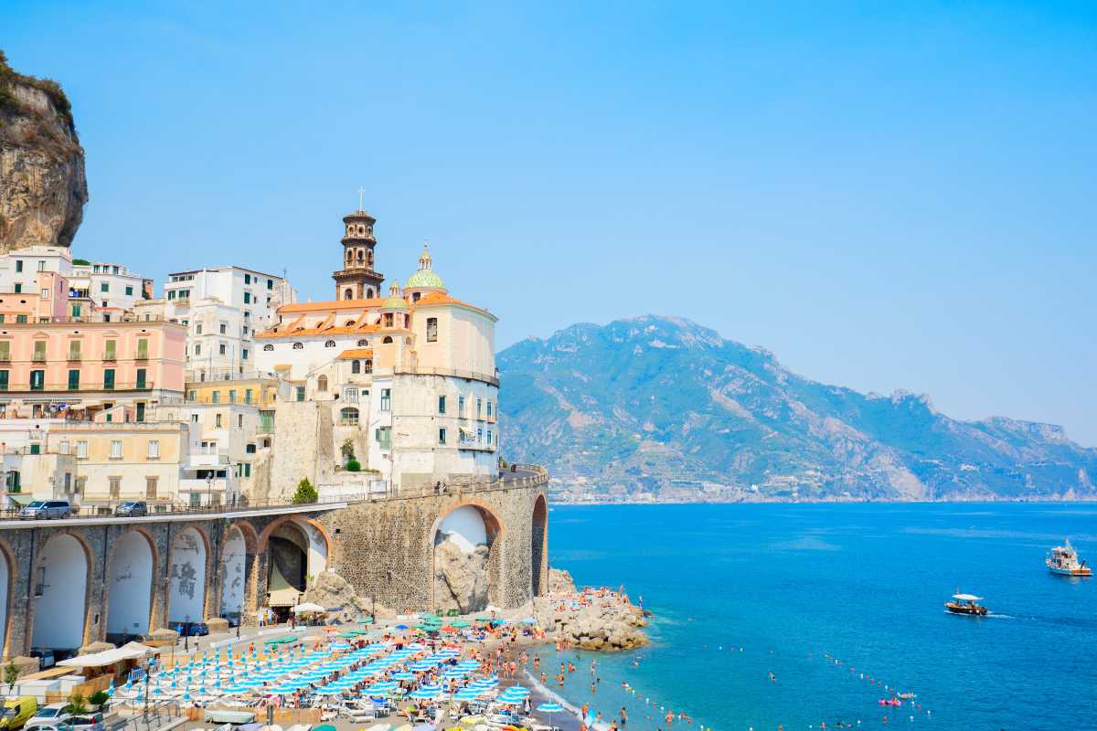 Panorama di una località italiana ideale per una visita a settembre, con cieli sereni e natura rigogliosa.