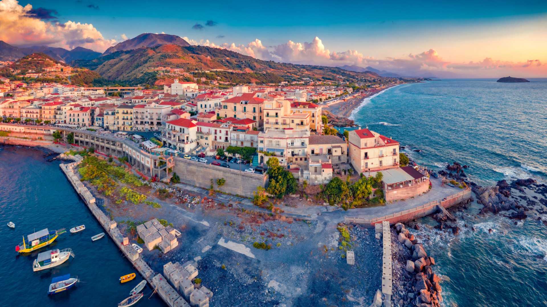 Panorama mozzafiato delle mete da visitare in gita fuori porta da Napoli.