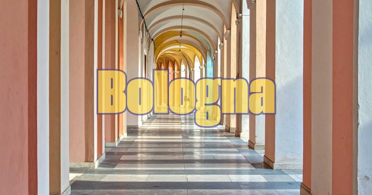 Visitatori esplorano un museo di Bologna durante la prima domenica del mese, ingresso gratuito.