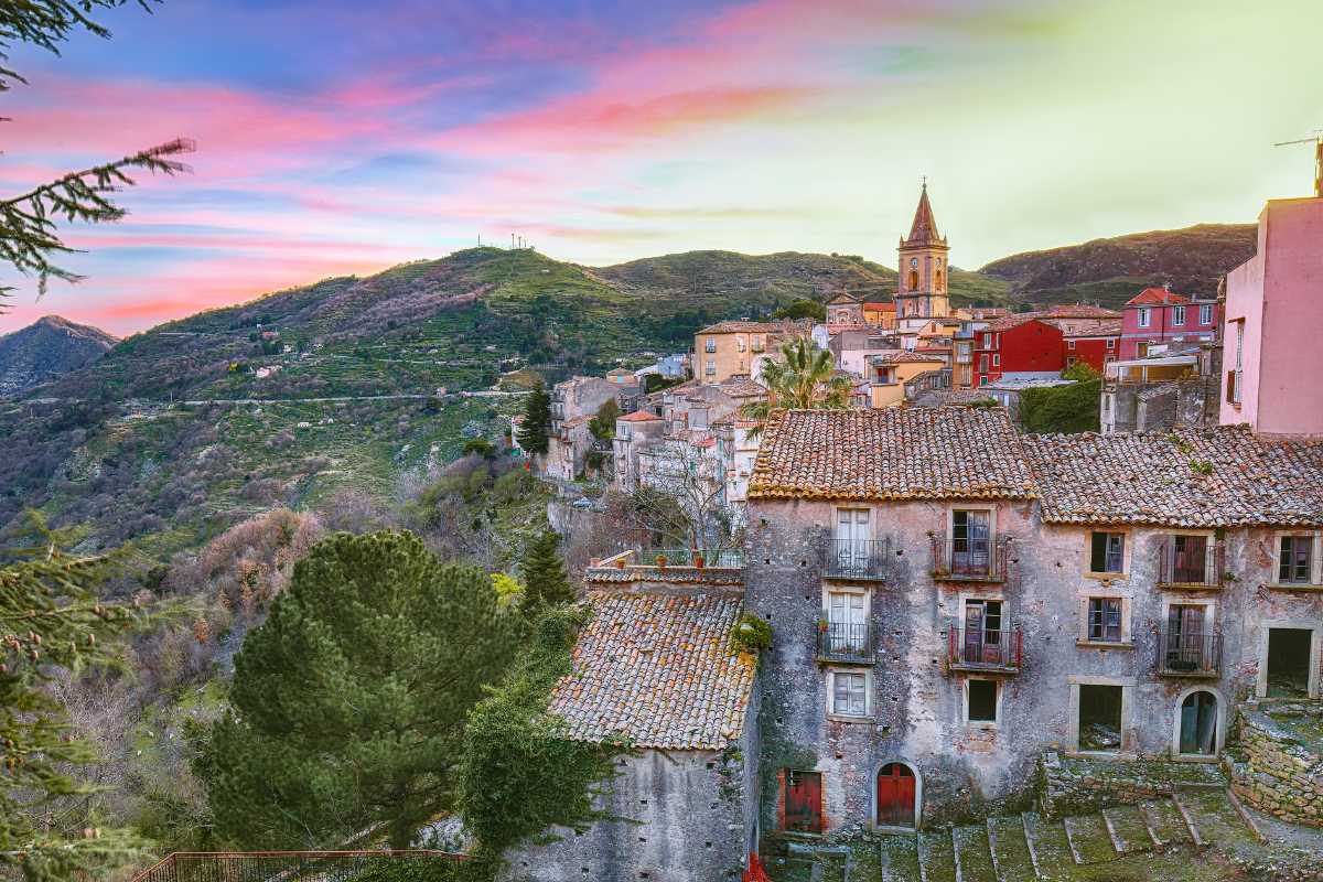 Panorama del suggestivo paese siciliano, con stradine acciottolate e antiche architetture, meta emergente per turisti.