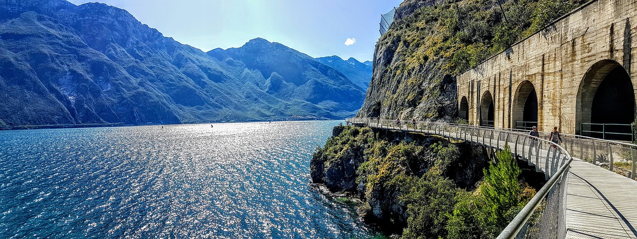 Sentiero del Viandante che si snoda lungo il Lago di Como, con panorami mozzafiato e natura incontaminata.
