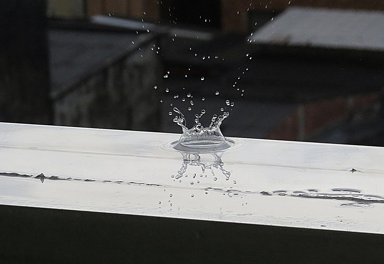 Infiltrazioni d'acqua visibili su un terrazzo, con evidenti segni di umidità e deterioramento.