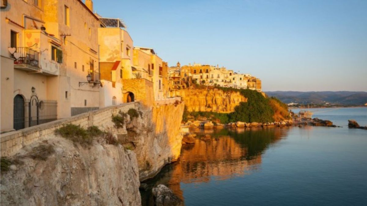 Panorama di una città italiana meno conosciuta, con architettura storica e atmosfera suggestiva.