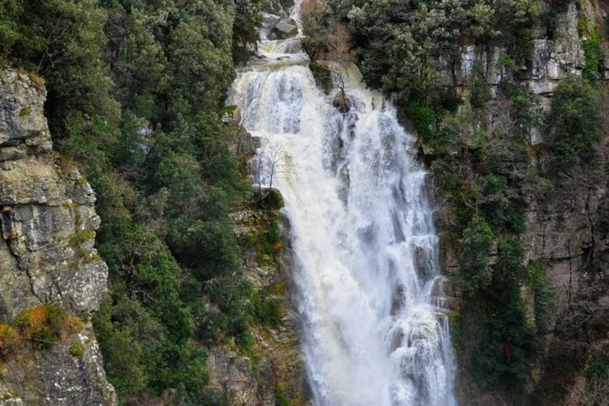 Cascate spettacolari in Trentino, circondate da natura e paesaggi mozzafiato.