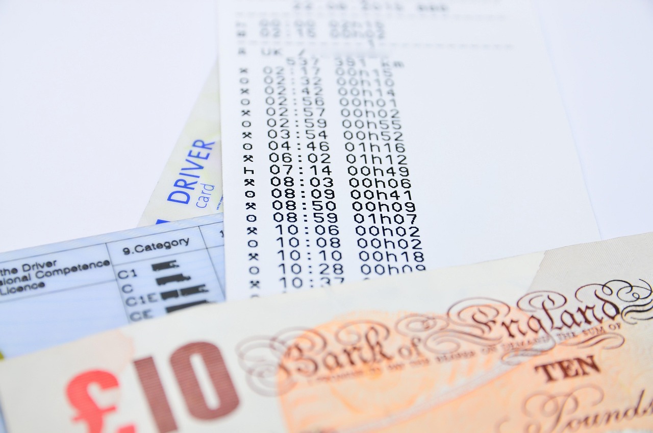 Numeri ritardatari del Lotto in evidenza su un tabellone, pronti per essere estratti.