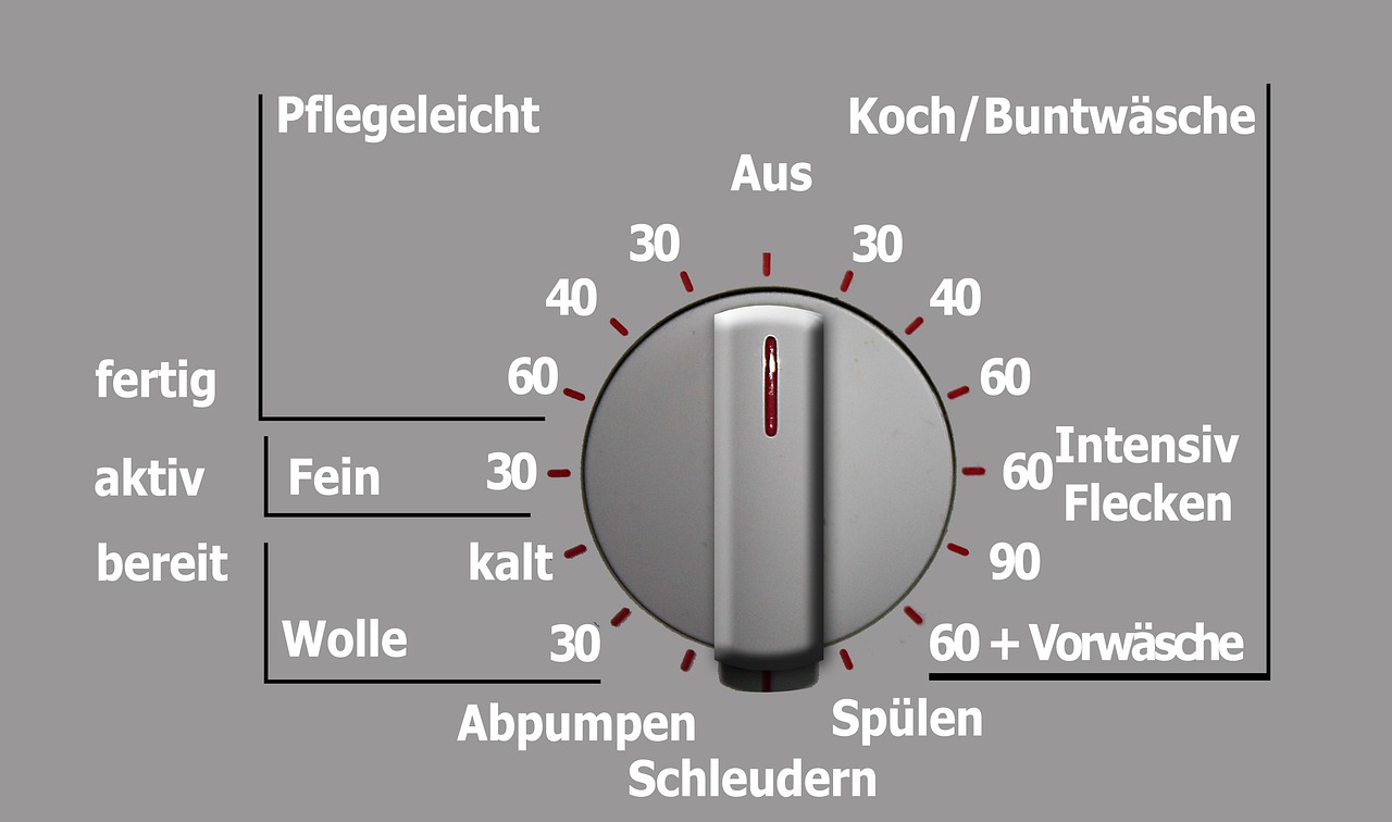 Planetaria da cucina in uso, con ingredienti per le ricette e ciotola piena di impasto.