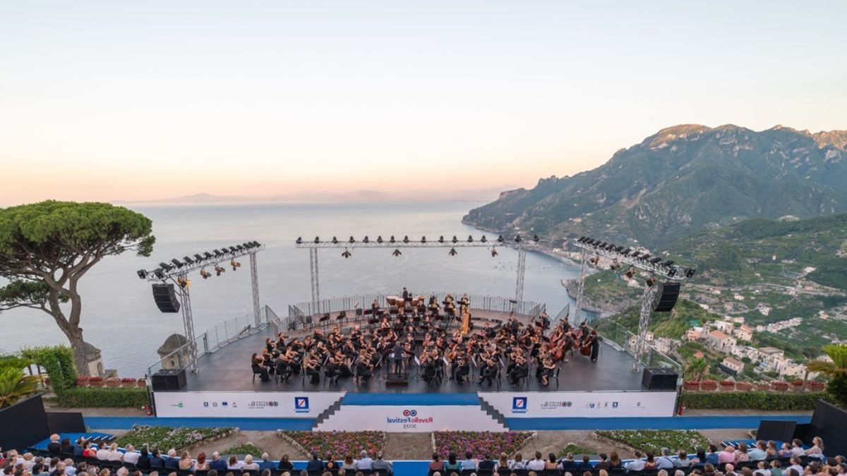 Locandina del Ravello Festival 2026 con date e artisti dei concerti estivi.