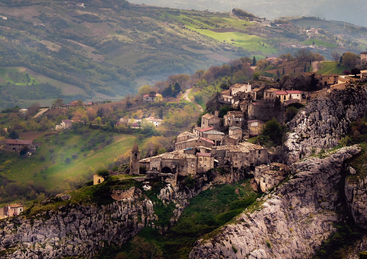 Borgo abruzzese incantevole con case in pietra e panorama mozzafiato, atmosfera da fiaba.
