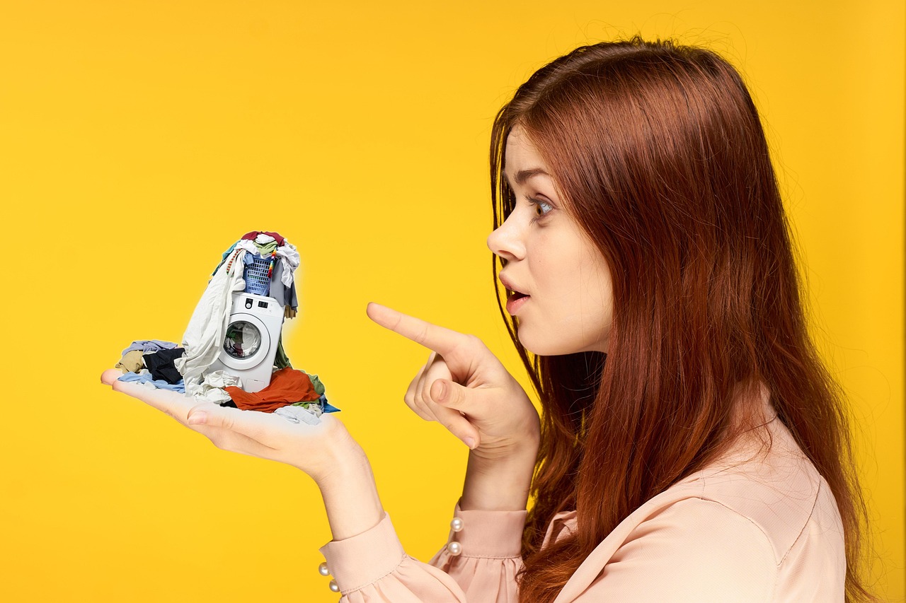 Sale grosso versato in una ciotola accanto a una lavatrice, simbolo di pulizia e igiene.