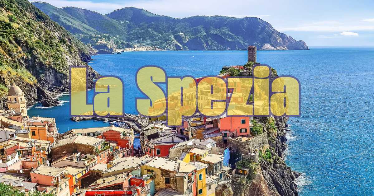 Conduttori di Striscia la Notizia durante una puntata, con dettagli sui loro guadagni.
