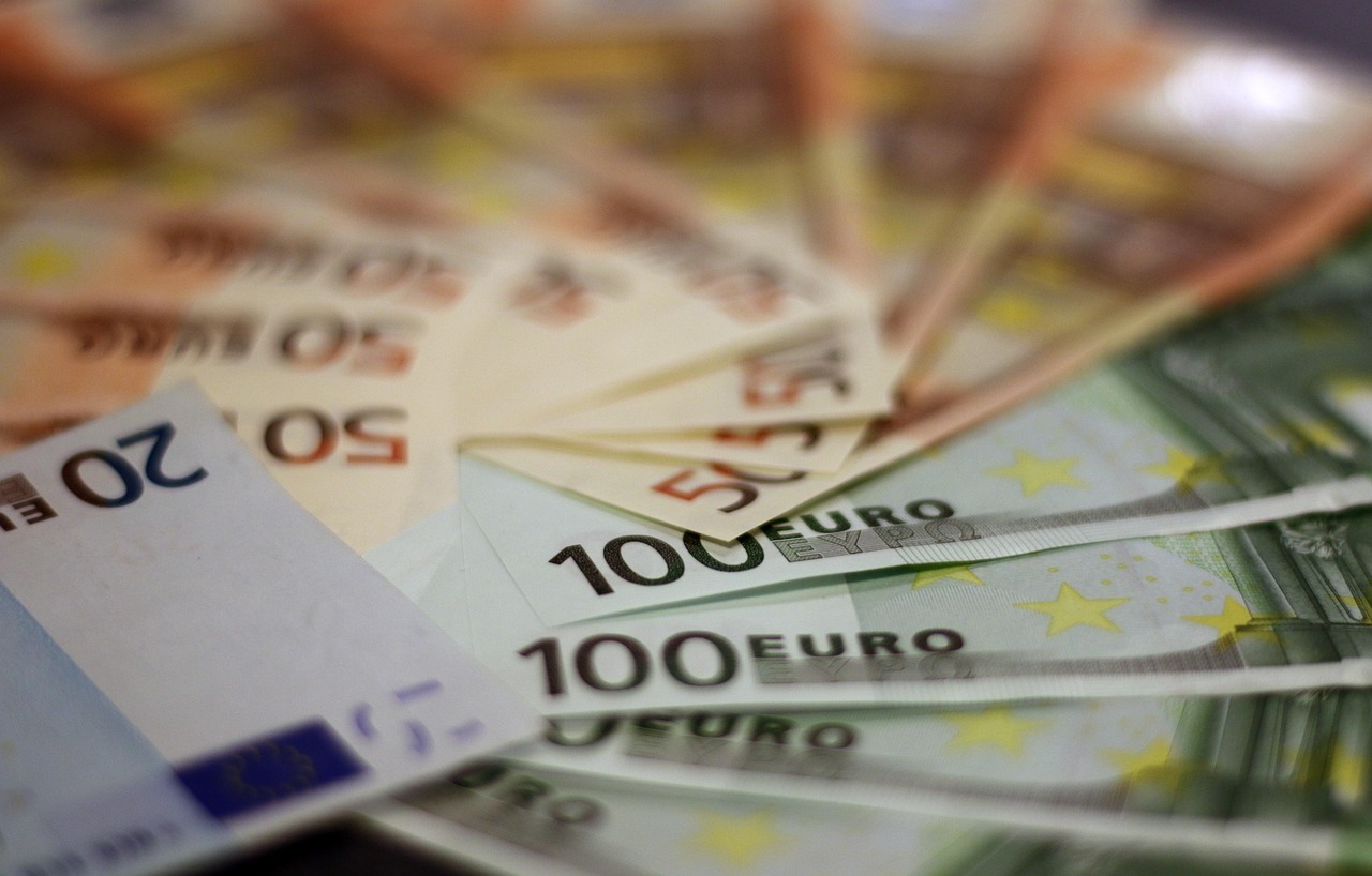 Pensionato sorpreso con documento che illustra bonus fino a 480 euro per over 67.