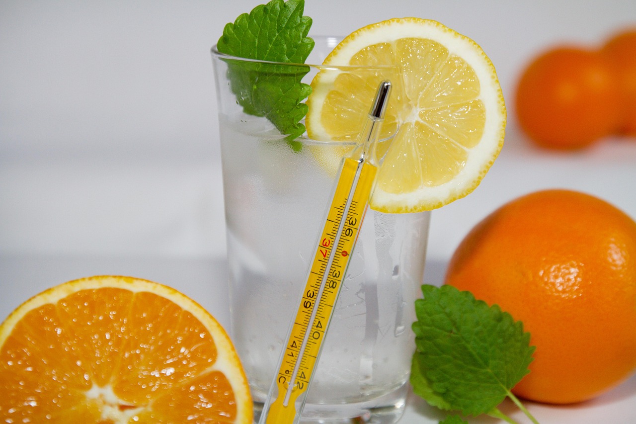 Bicchiere di acqua calda con limone su un tavolo, simbolo di un risveglio salutare e benefici per il colesterolo.