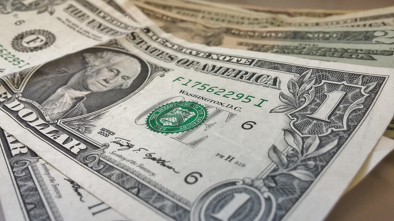 Banconote da un dollaro con diversi numeri di serie, simbolo di valore collezionistico.