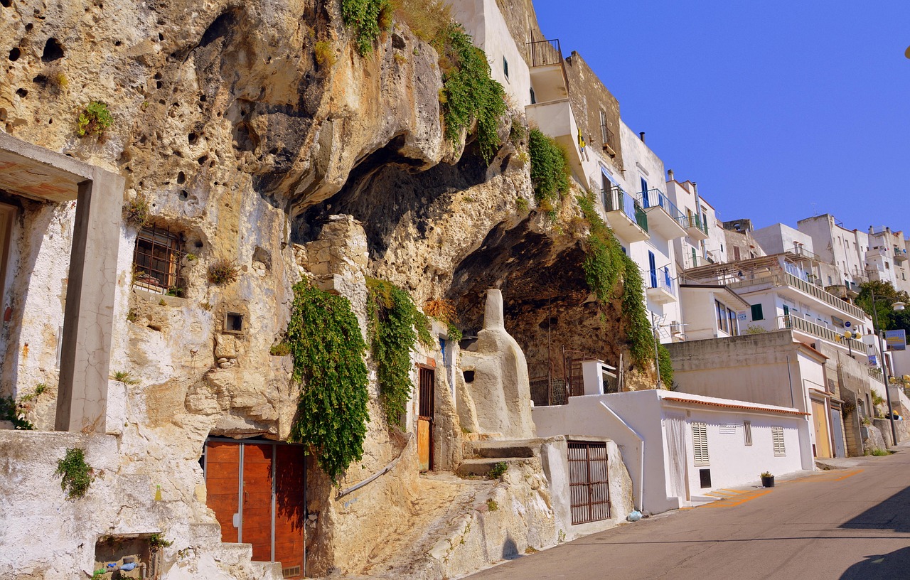 Vista del Borgo del Sannio con la grotta sottostante visitabile.