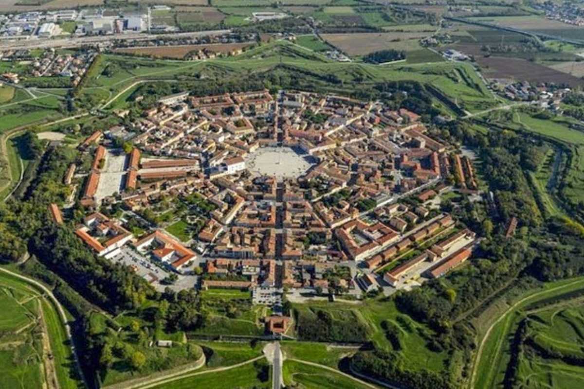 Borgo in Abruzzo con layout a spirale, evidenziando la sua unica pianta urbana.