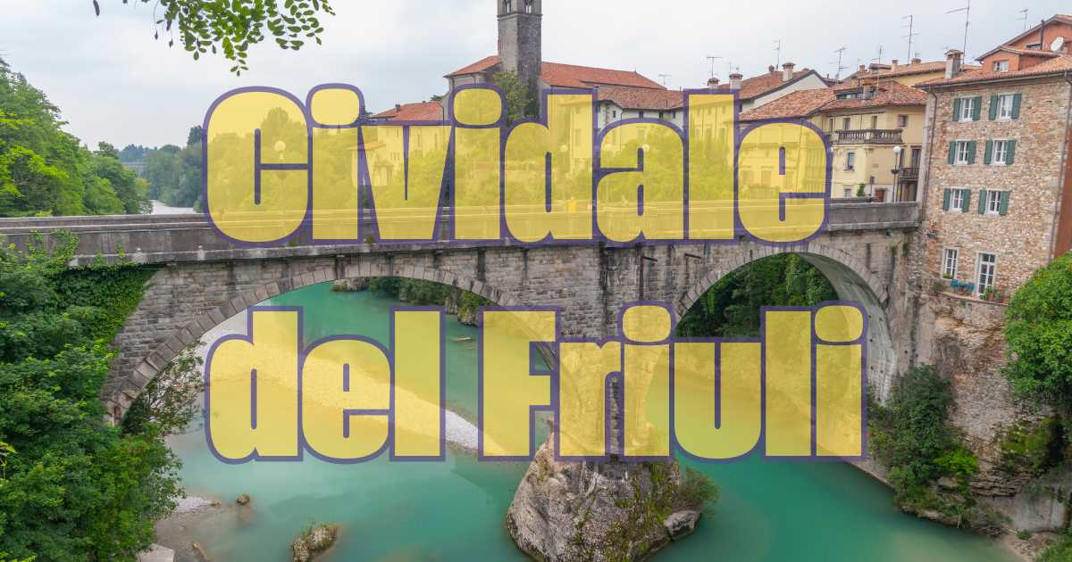 Vista panoramica del borgo friulano con nome di una sola lettera, evidenziato sulla mappa.