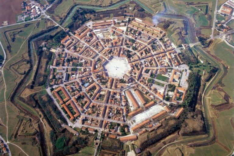 Borgo in Toscana costruito a forma di scacchiera: una curiosità urbanistica unica