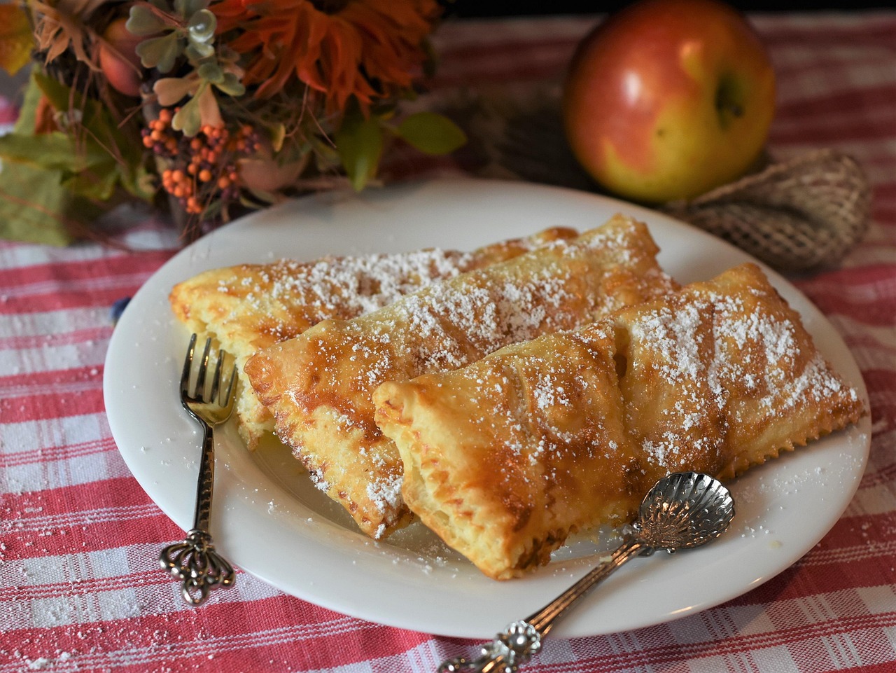 Frittelle di mele al forno dorate su un piatto, pronte per essere gustate.