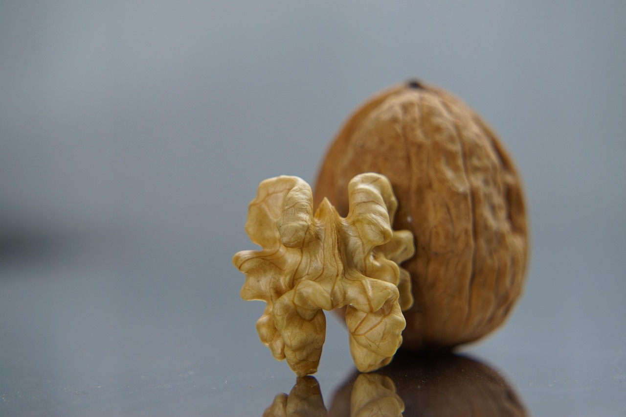 Un piatto di noci con un cucchiaio, simbolo dei trucchi della nonna per abbassare la glicemia.