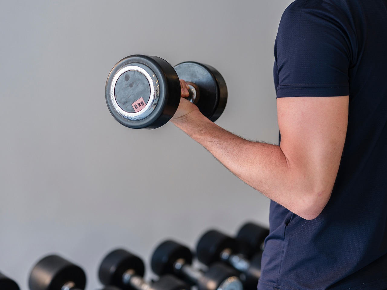Esercizi del workout 6-12-25, personal trainer che spiegano tecnica per muscoli stanchi.