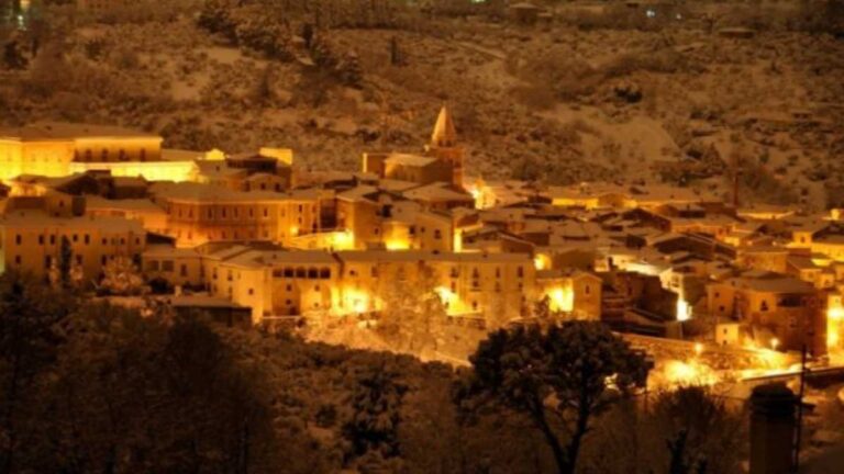 È il borgo della polenta rossa dove tutti parlano italiano, eppure non siamo in Italia
