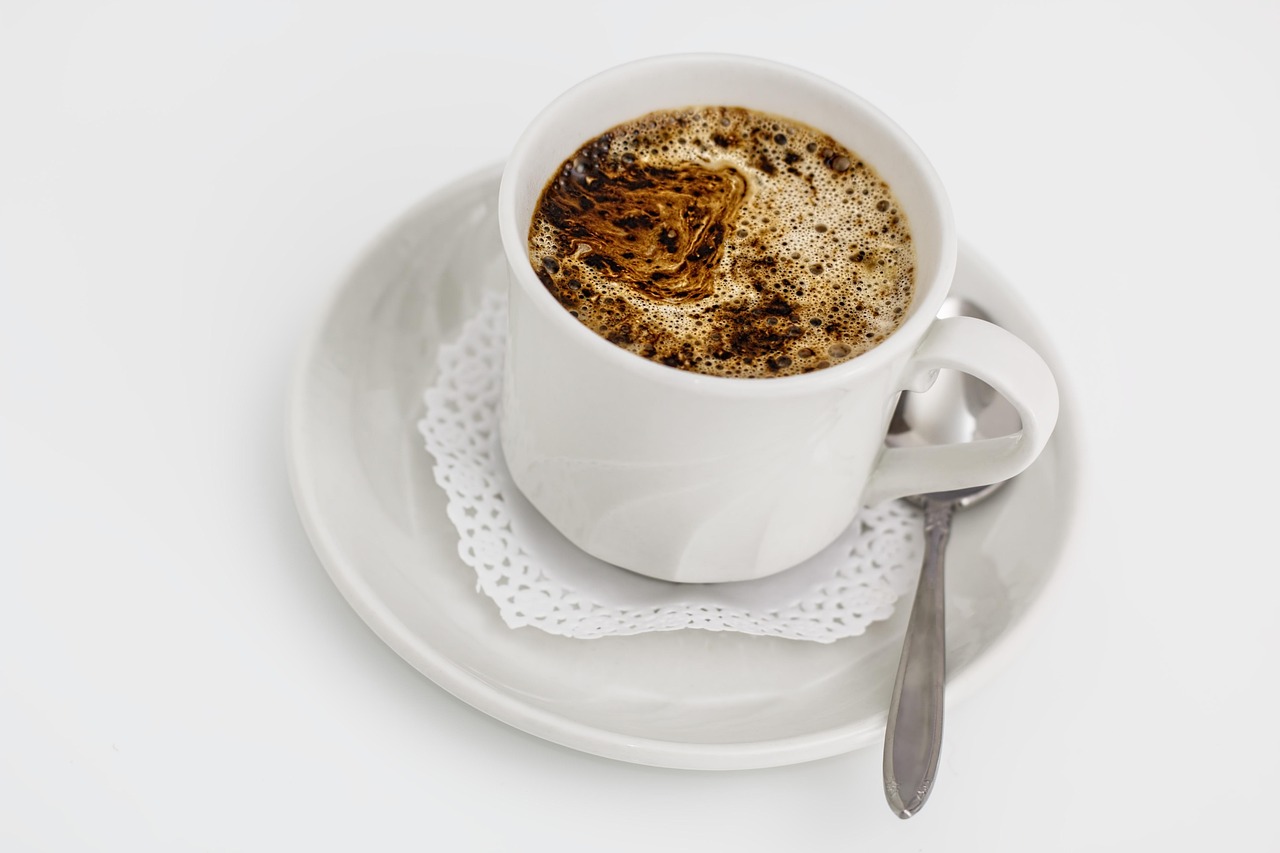 Caffè amaro servito in tazza, simbolo di benessere per fegato e digestione dopo il pranzo.