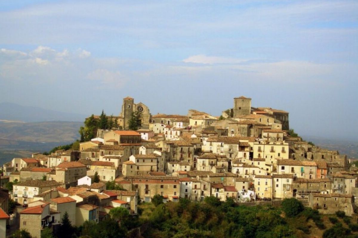 Veduta panoramica del borgo delle 12 chiese in Basilicata, con i suoi suggestivi edifici storici.