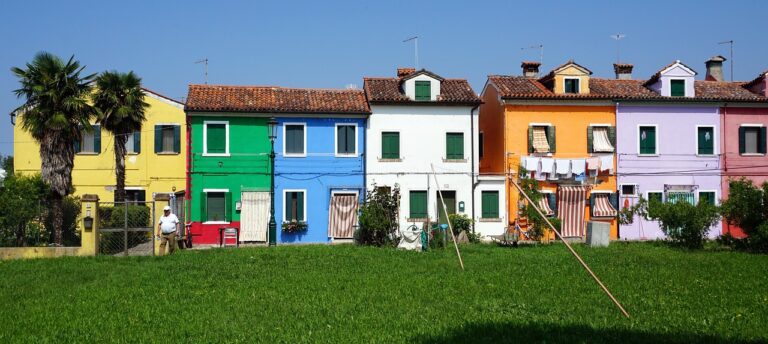 Il borgo delle case colorate che ricorda Burano ma è in Liguria