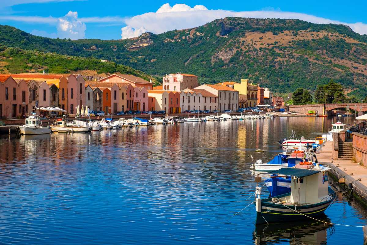 Borgo di pescatori in Sardegna, vista panoramica del caratteristico paesaggio e case colorate.